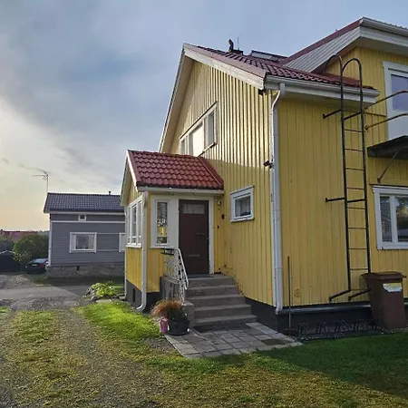 Air Contioned And Furnished Half Of Semi Detached House 劳马