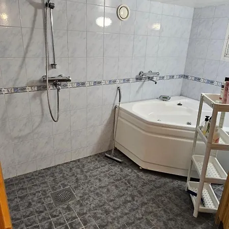 Air Contioned And Furnished Half Of Semi Detached House * 劳马