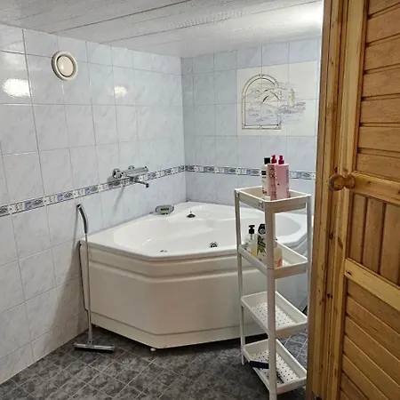 Air Contioned And Furnished Half Of Semi Detached House 劳马