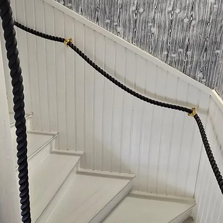 Huoneisto Air Contioned And Furnished Half Of Semi Detached House *